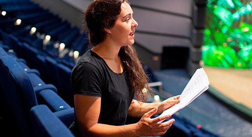 La femme pratique le chant 