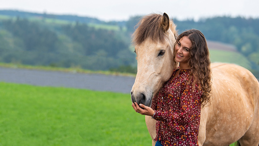 Kenzie Dysli met IJslander in de vrije natuur 