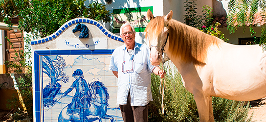 Mies valkoisen hevosen kanssa