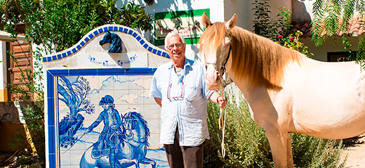 homme avec un cheval blanc