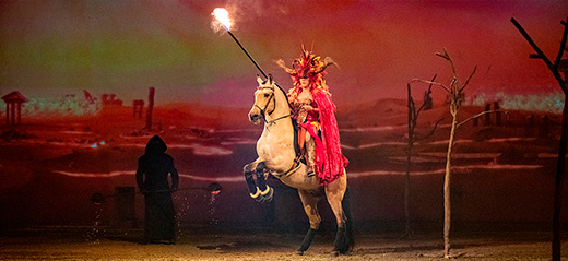 Cheval qui se cabre et femme en costume avec une torche enflammée 