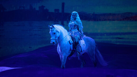 Dajana Pfeiffer als "Amazone des Wassers" in CAVALLUNA - Europas erfolgreichster Pferdeshow