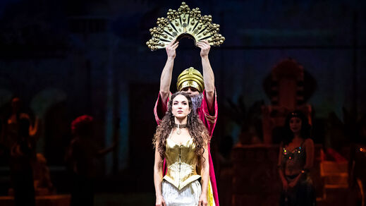 Prinses Samira wordt gekroond. Showscène uit CAVALLUNA – Legend of the Desert 