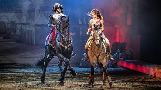 Kenzie Dysli a Filipe Fernandes jedoucí v show CAVALLUNA| evropské nejúspěšnější koňské show 