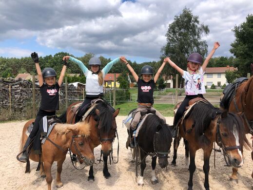 Kinder beim Reittraining Kinder beim Reittraining