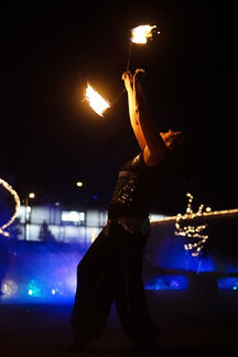 Talentierte Feuerkünstlerin